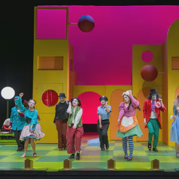 Stage Design with Hollow Foam Spheres